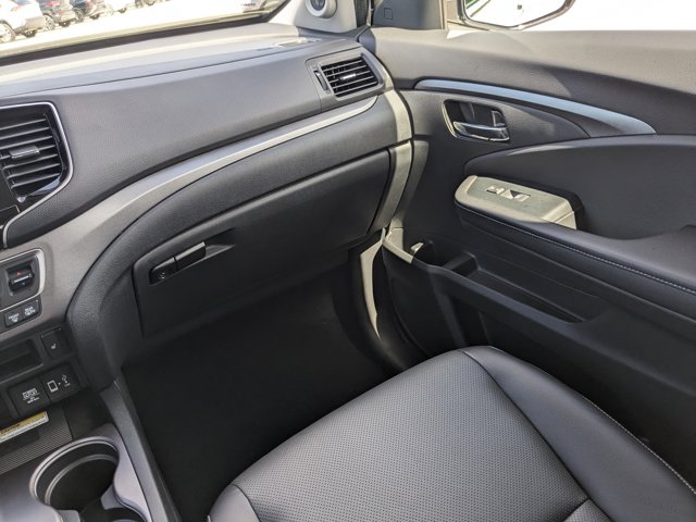 Vehicle image 16 of 44