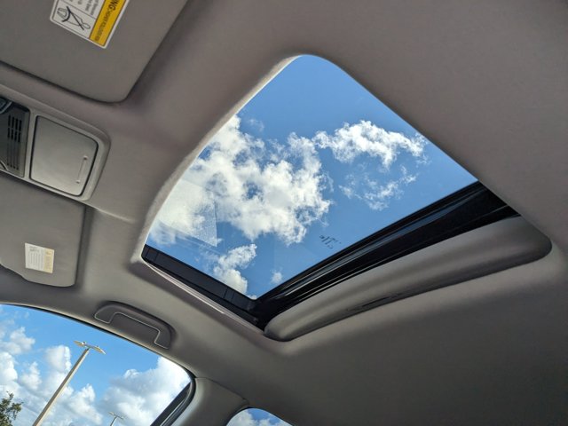 Vehicle image 33 of 44
