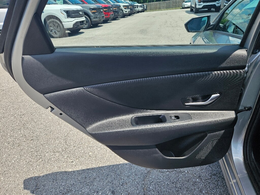 Vehicle image 18 of 23