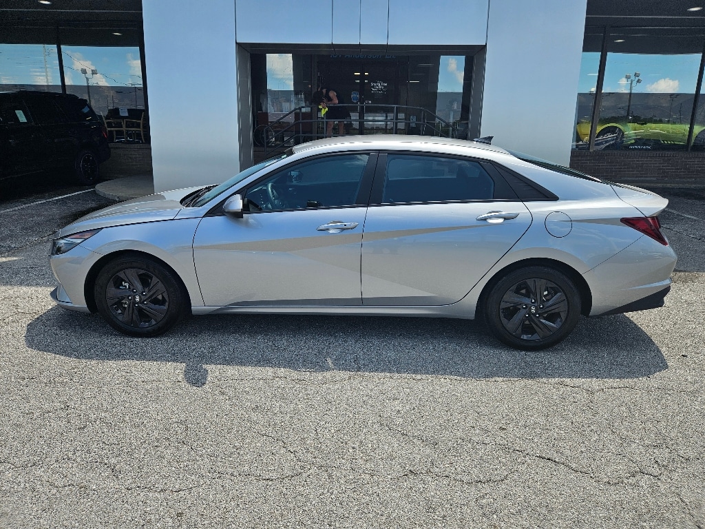Vehicle image 7 of 23