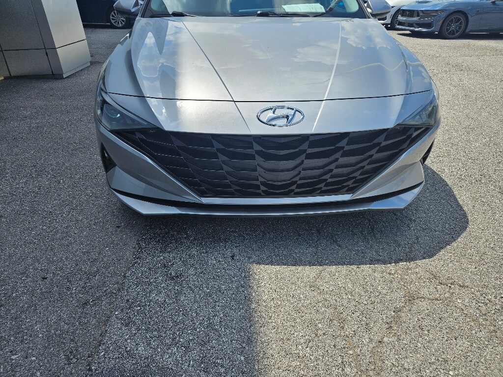 Vehicle image 21 of 23