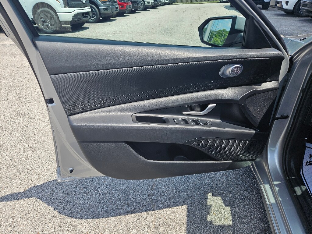 Vehicle image 19 of 23
