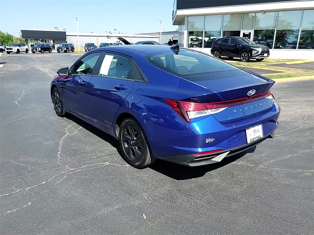 Vehicle image 21 of 35