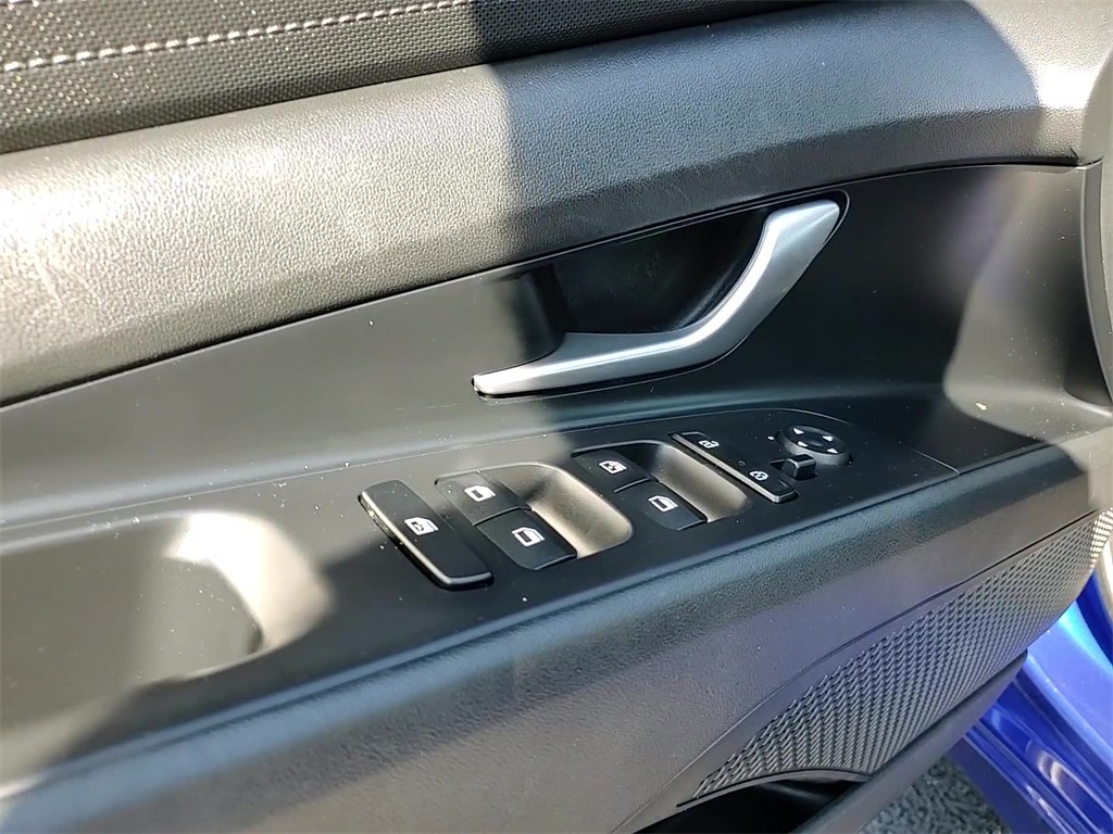 Vehicle image 31 of 35
