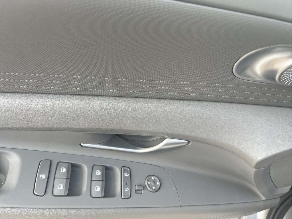 Vehicle image 23 of 33
