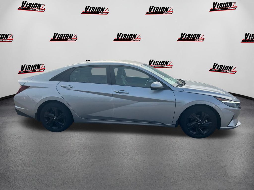 Vehicle image 4 of 33