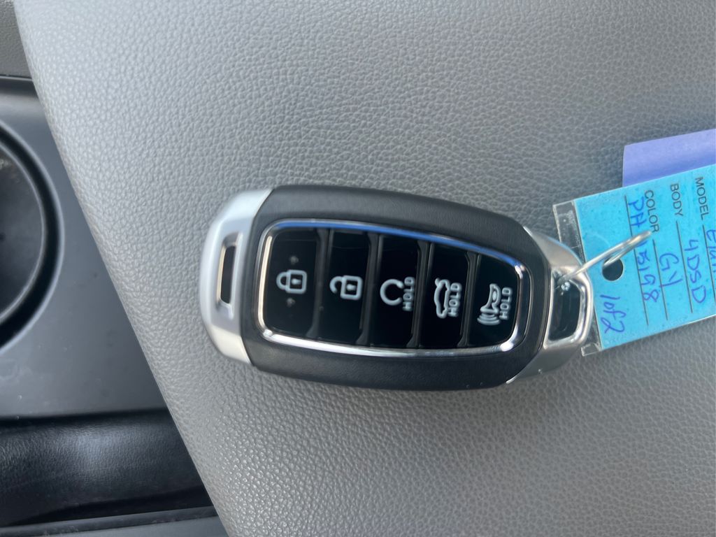 Vehicle image 27 of 33