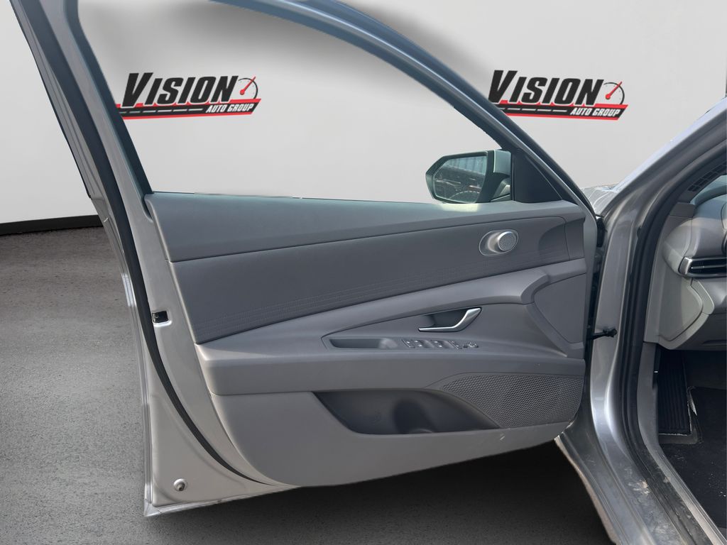 Vehicle image 31 of 33