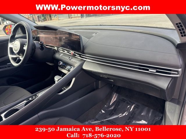 2023 Hyundai Elantra SEL Image 17 of 37