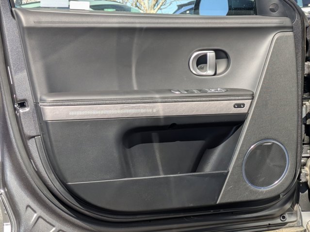Vehicle image 12 of 27
