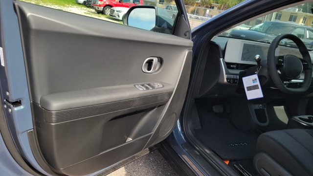 Vehicle image 17 of 34