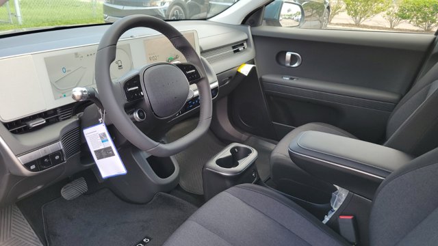 Vehicle image 33 of 34