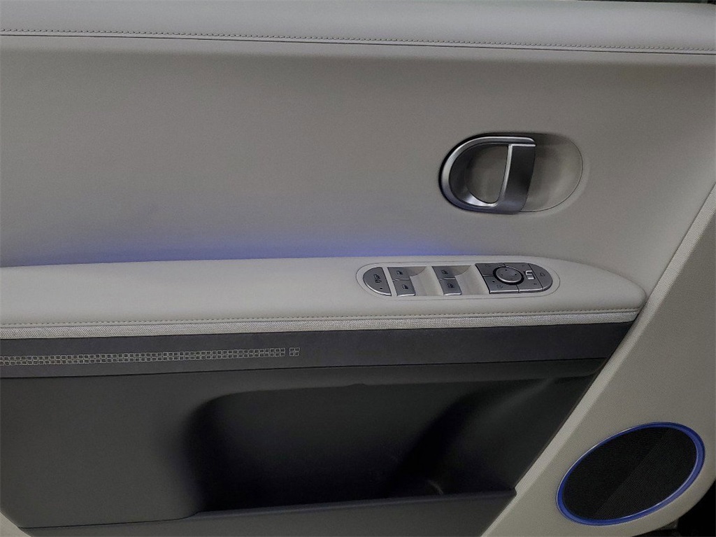 Vehicle image 31 of 35