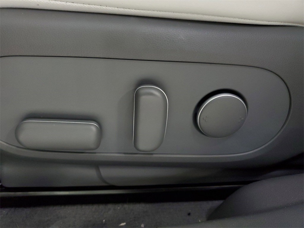 Vehicle image 32 of 35