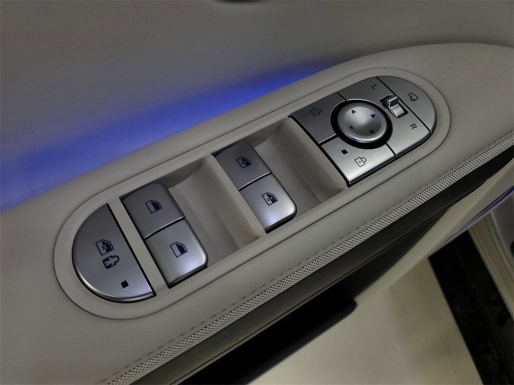 Vehicle image 19 of 35