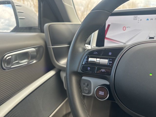 Vehicle image 16 of 32