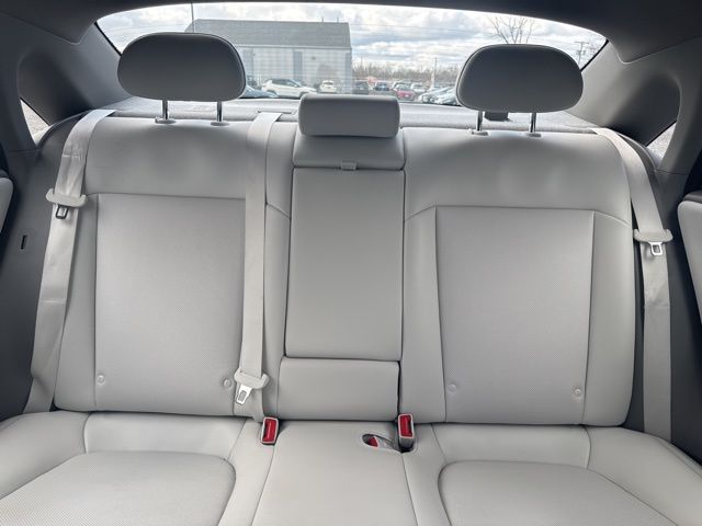 Vehicle image 14 of 32