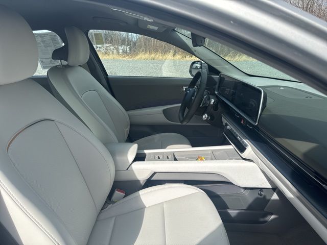 Vehicle image 10 of 32