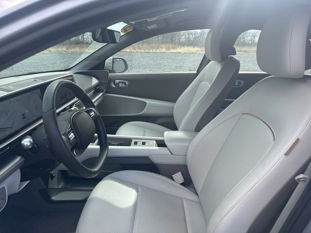 Vehicle image 9 of 32
