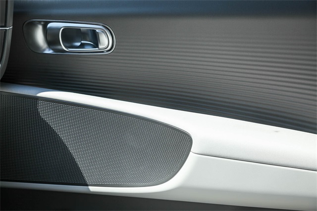 Vehicle image 21 of 26