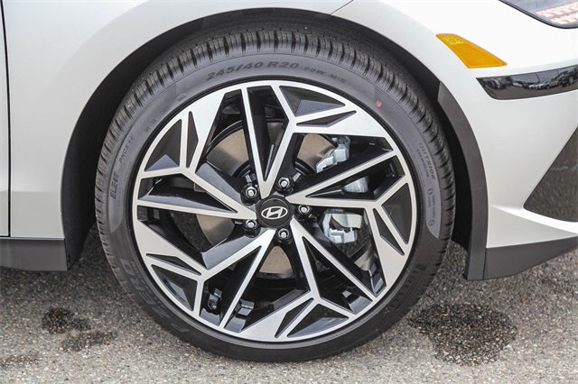 Vehicle image 12 of 26