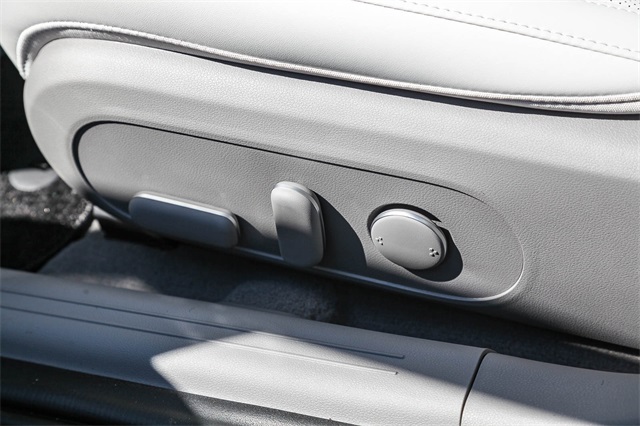 Vehicle image 23 of 26