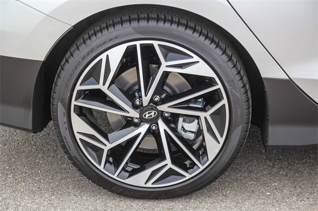 Vehicle image 11 of 26