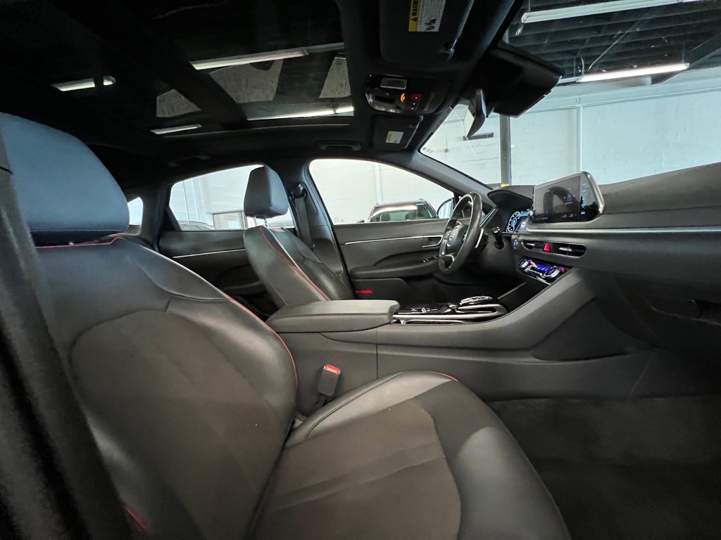 Vehicle image 21 of 24