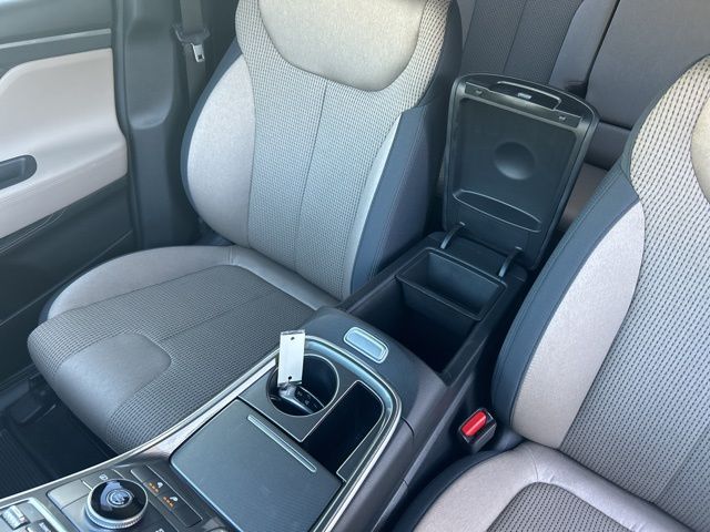 Vehicle image 23 of 34