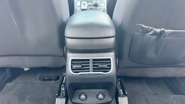 Vehicle image 28 of 32