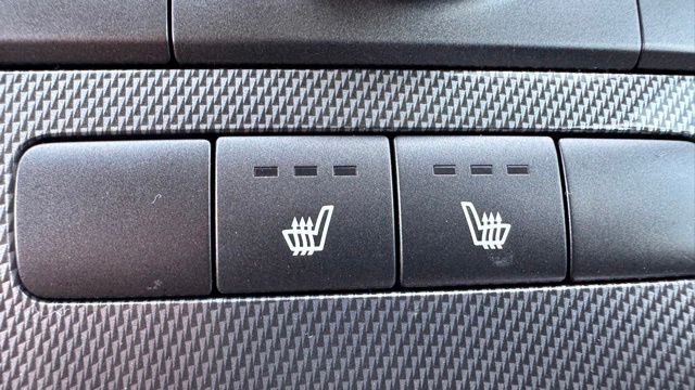 Vehicle image 30 of 32