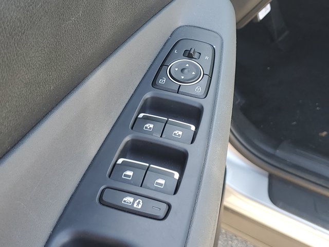 Vehicle image 27 of 33
