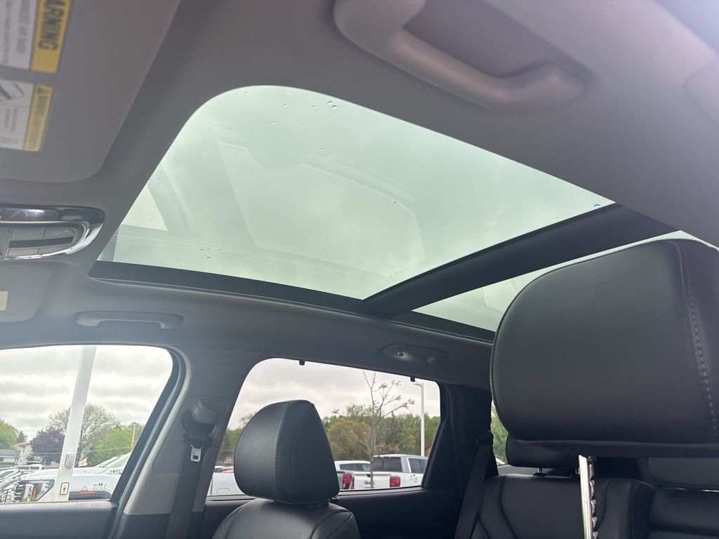 Vehicle image 15 of 21