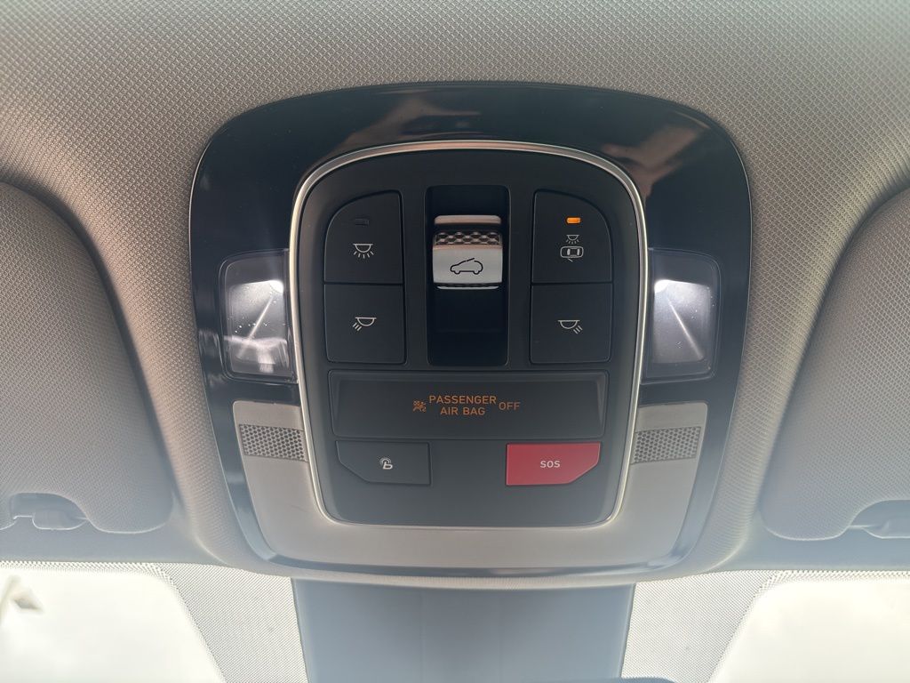 Vehicle image 18 of 21