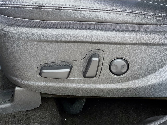Vehicle image 11 of 44