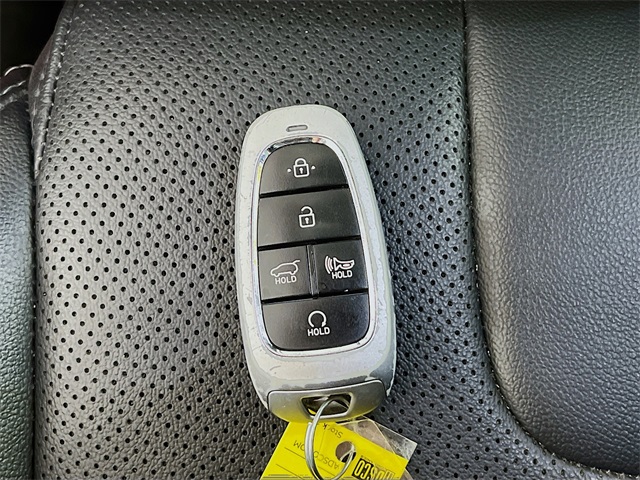 Vehicle image 32 of 44