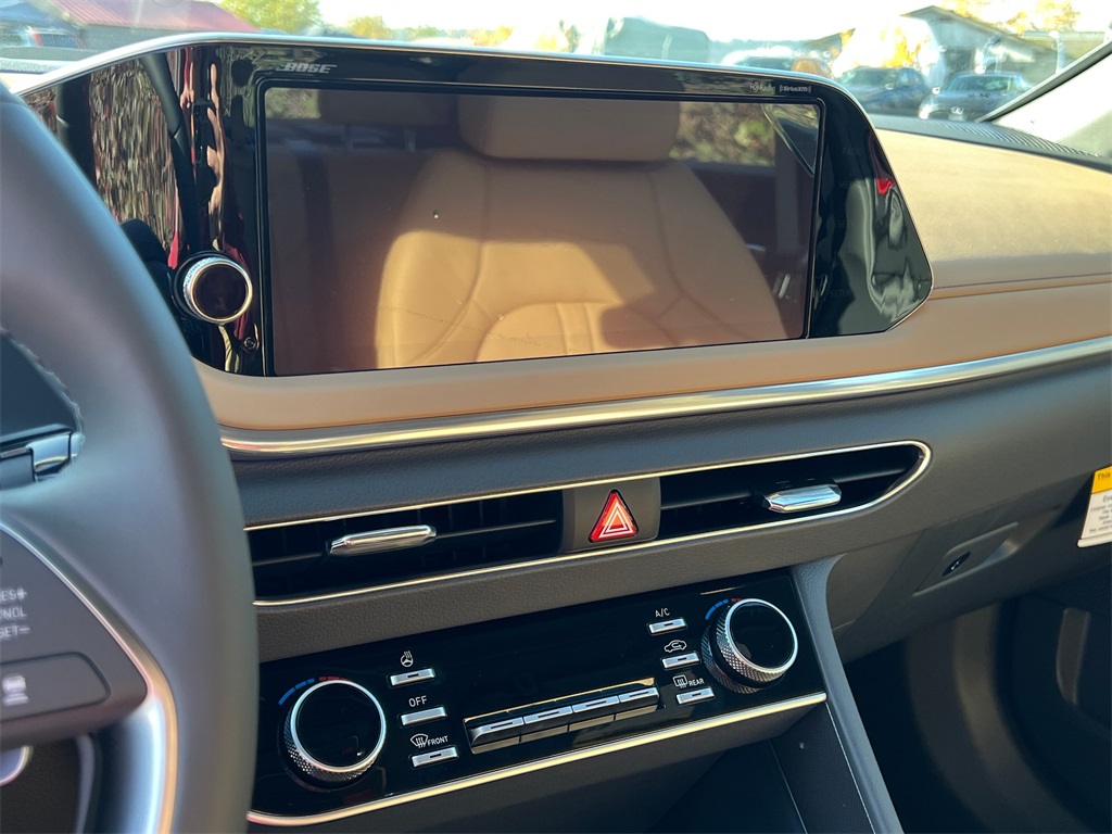 Vehicle image 18 of 22