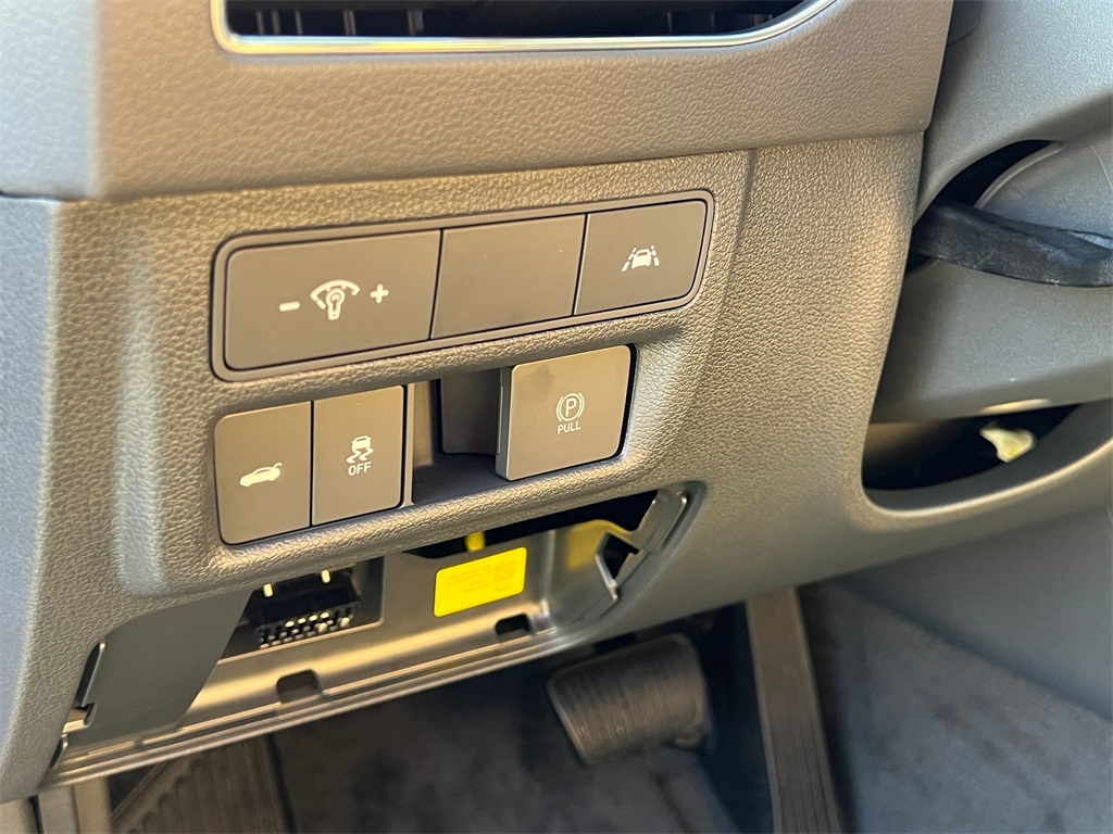 Vehicle image 14 of 22