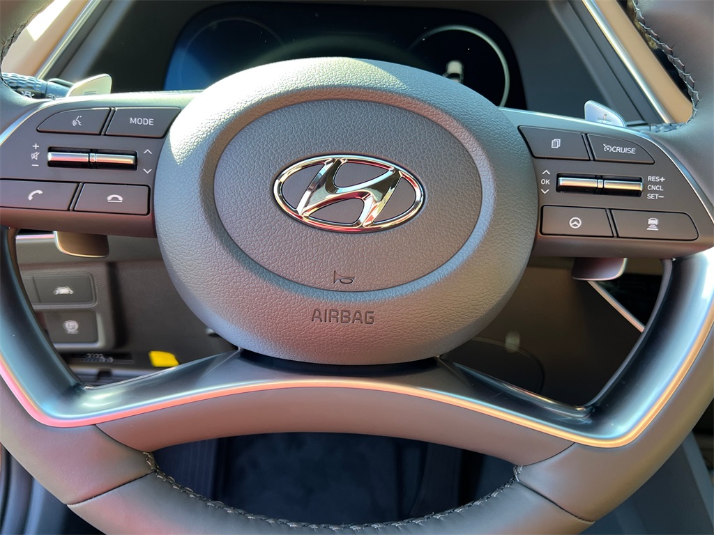 Vehicle image 17 of 22
