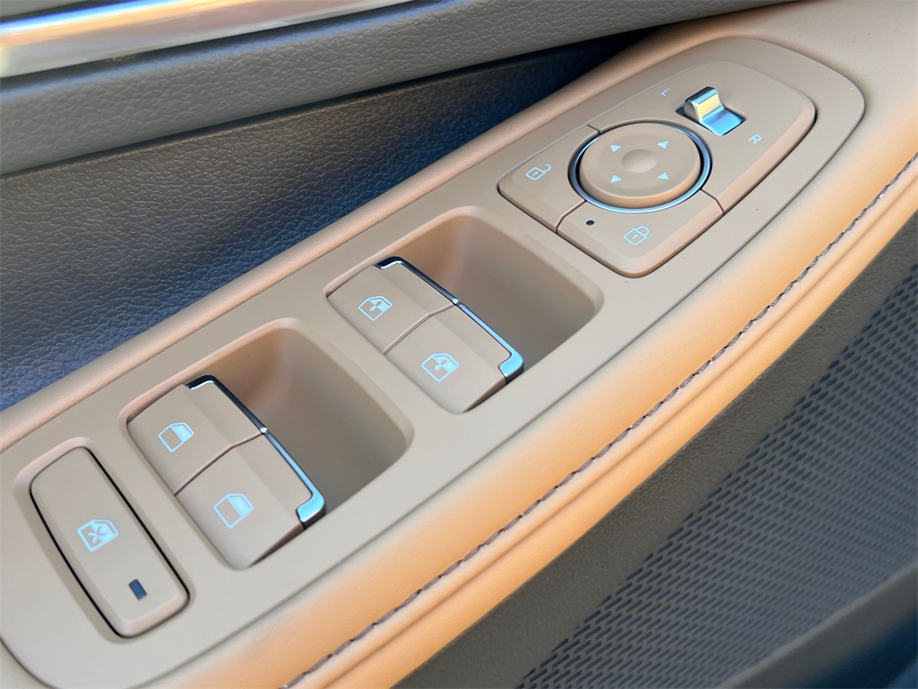 Vehicle image 13 of 22
