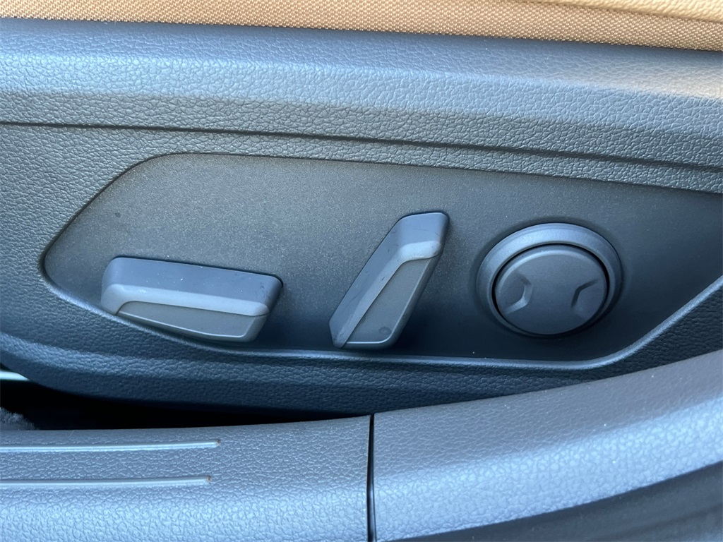 Vehicle image 15 of 22