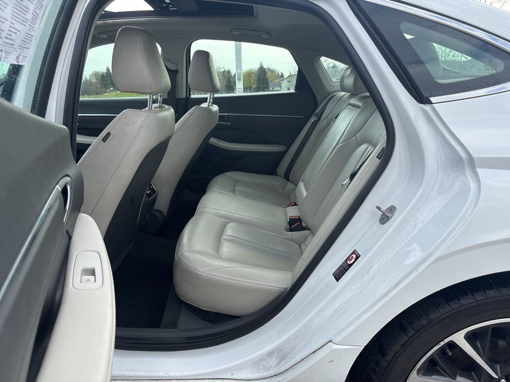 Vehicle image 7 of 19