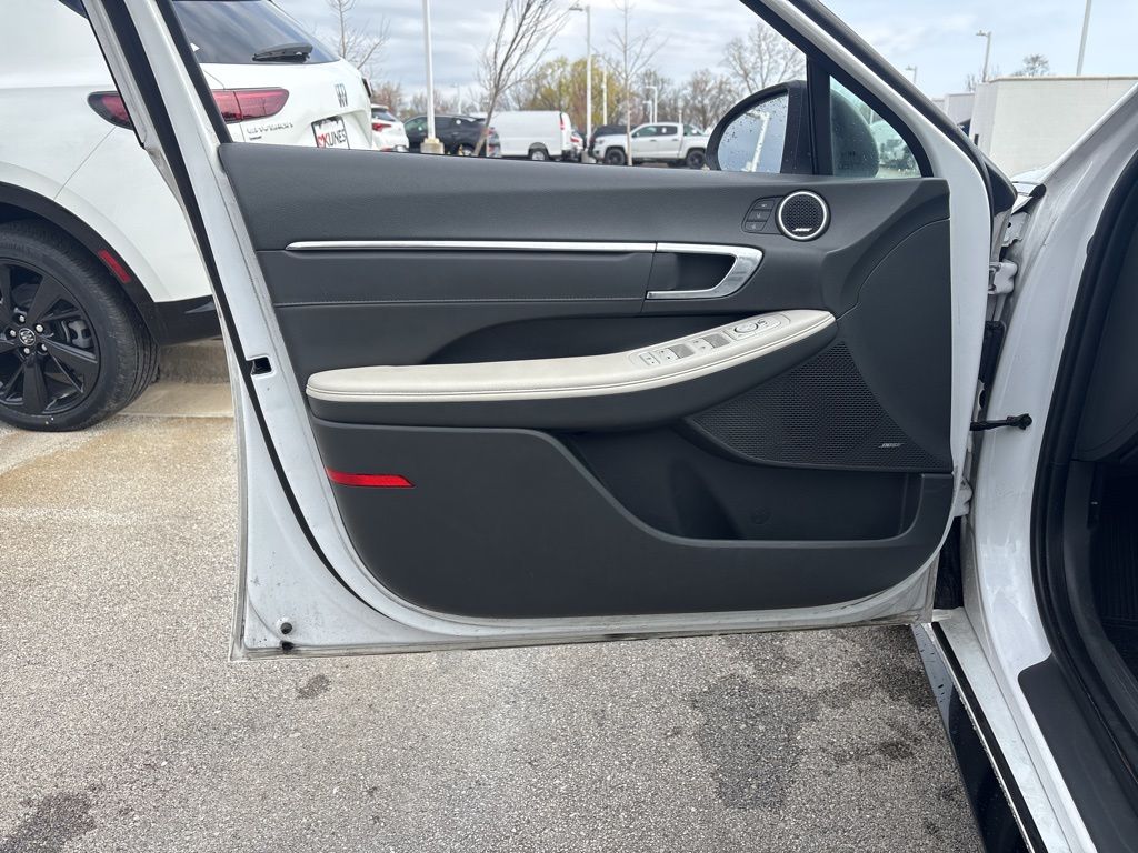 Vehicle image 18 of 19
