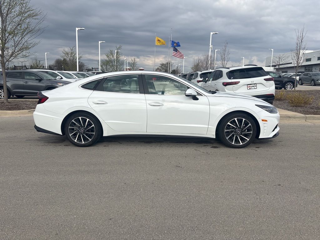 Vehicle image 3 of 19
