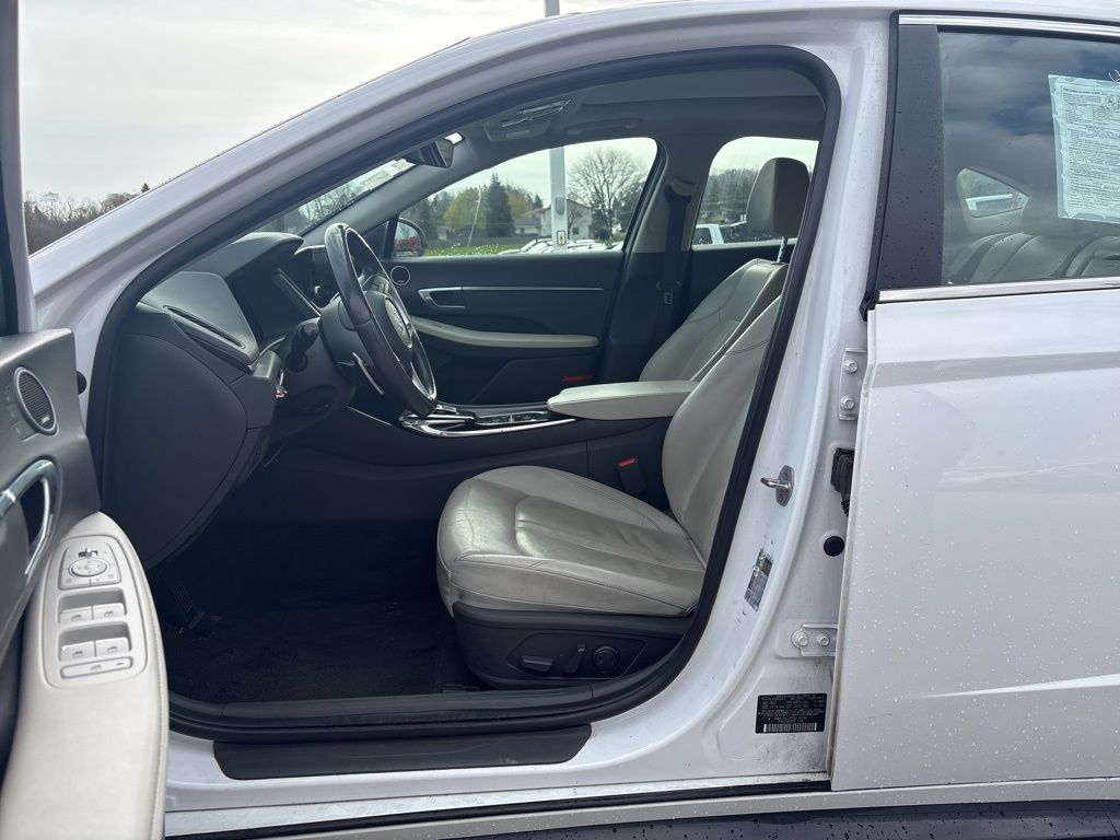 Vehicle image 10 of 19