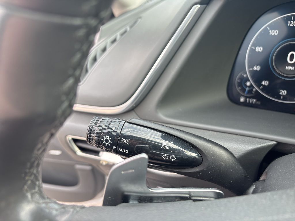 Vehicle image 16 of 19