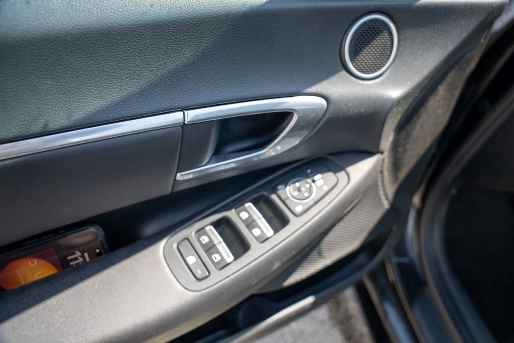 Vehicle image 17 of 43