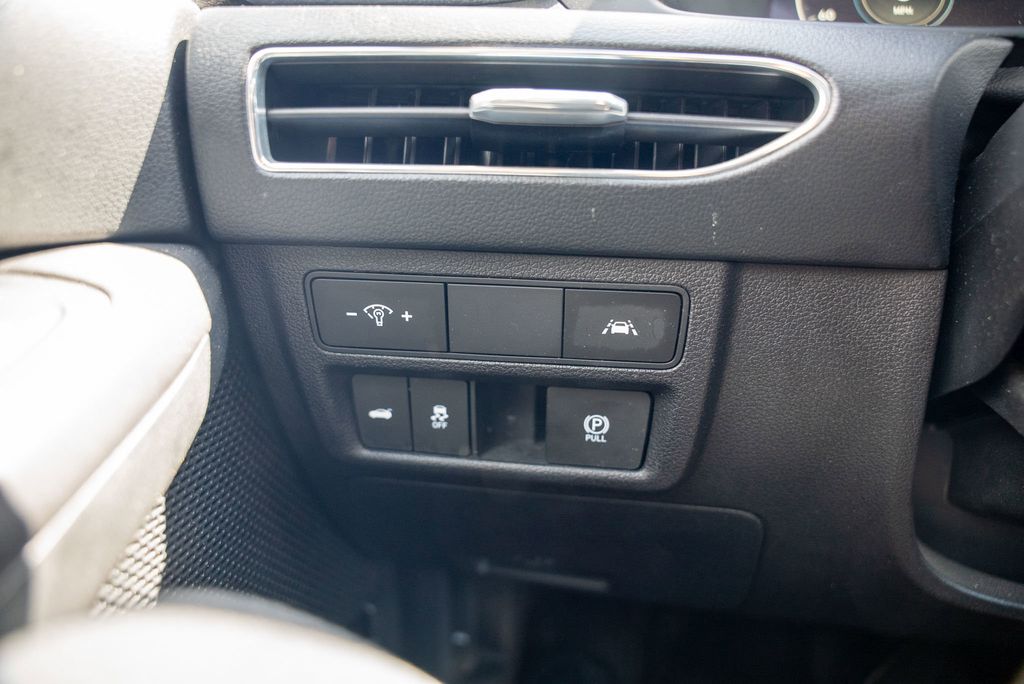 Vehicle image 21 of 43