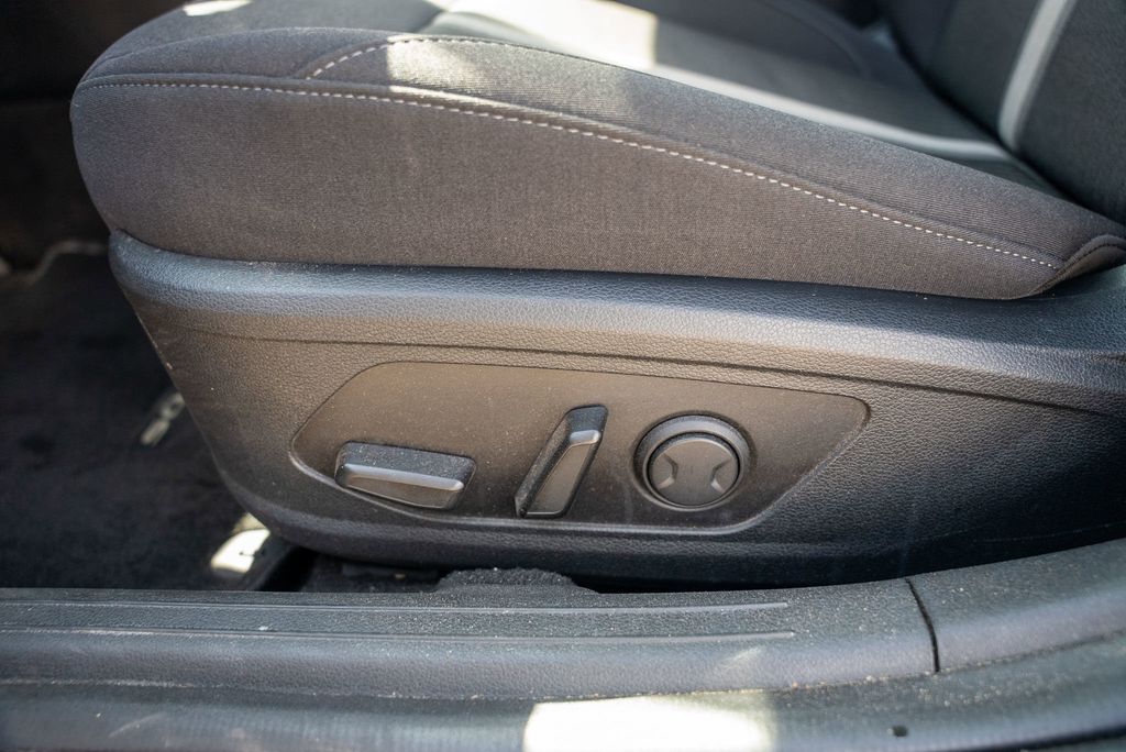 Vehicle image 18 of 43