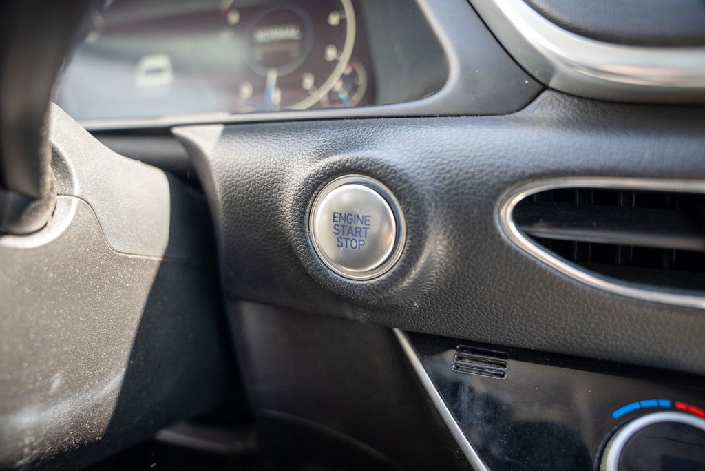 Vehicle image 25 of 43